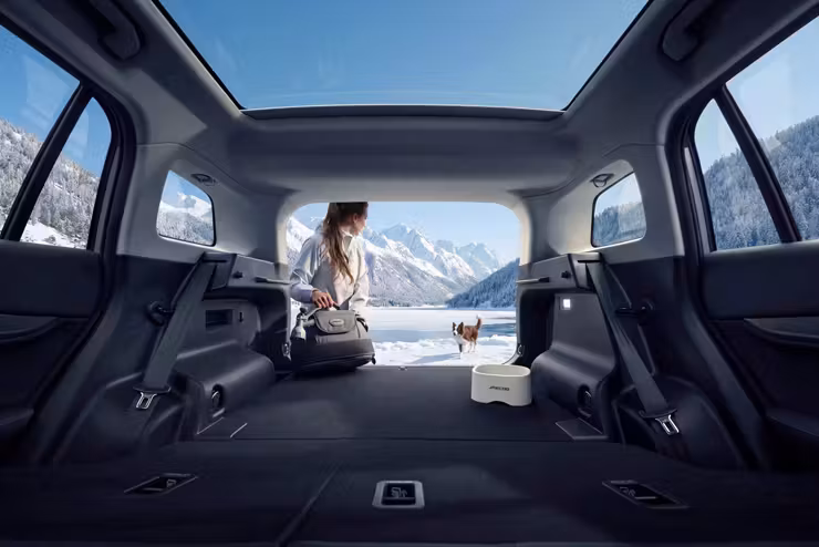 Расширяет пространство