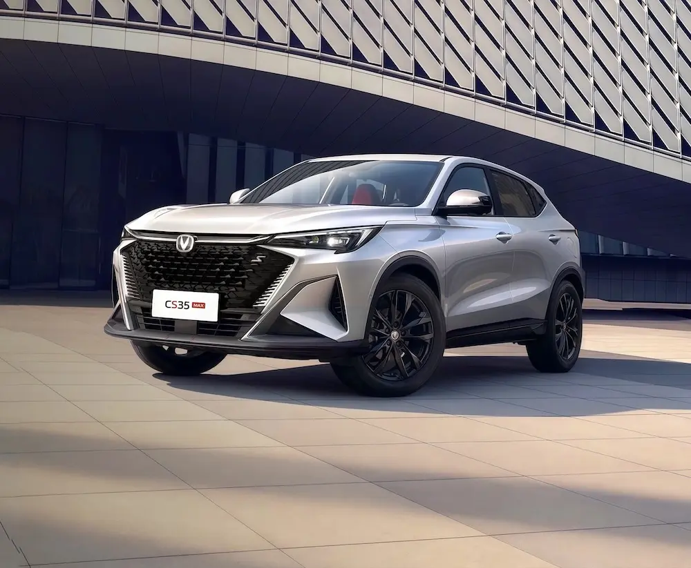 Черная глянцевая решетка в фамильном стиле сочетается с бампером и полностью светодиодными фарами. Колесные диски 18 размера гармонично вписываются в силуэт кузова.